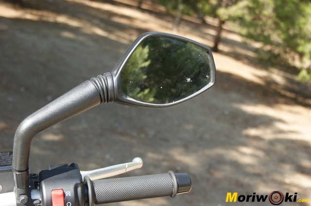 KTM 690 Duke prueba a fondo puño espejo derecho