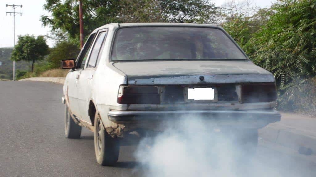 Velocidad limitada contaminación coche viejo