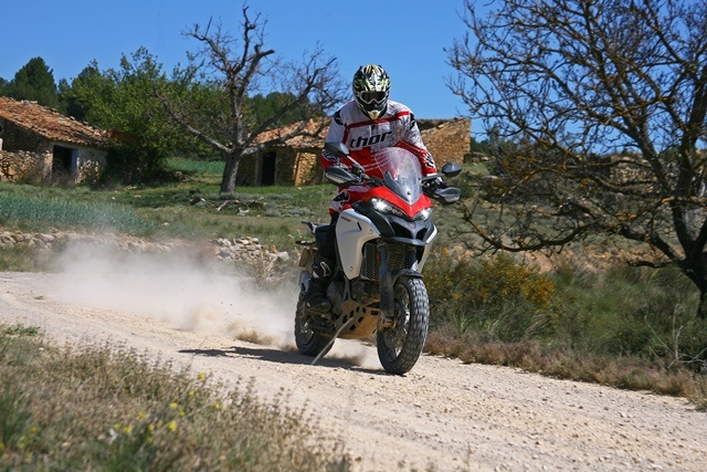 Ducati Multistrada 1200 Enduro en pie derrapando