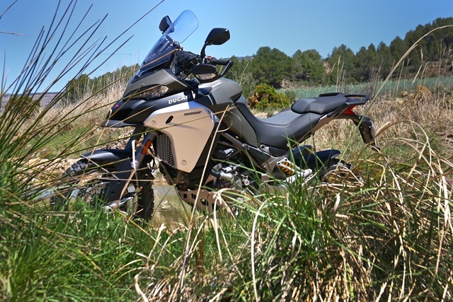 Ducati Multistrada 1200 Enduro entreplantas gris