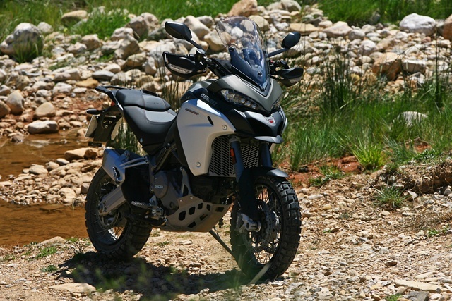 Ducati Multistrada Enduro plantada sola gris