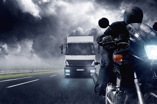 El Viento en moto con un camion