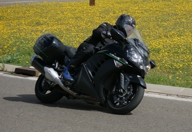 Girando en una rotonda con una Kawasaki GTR 1400. Girando en una rotonda con una Kawasaki GTR 1400.