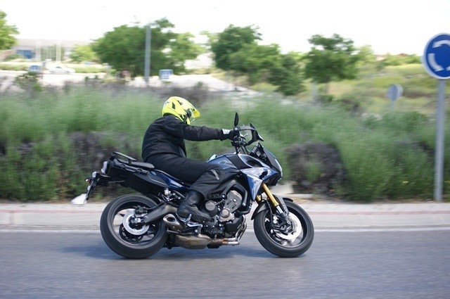 Yamaha Tracer MT09 haciendo su paso por una rotonda. Yamaha Tracer MT09 haciendo su paso por una rotonda.