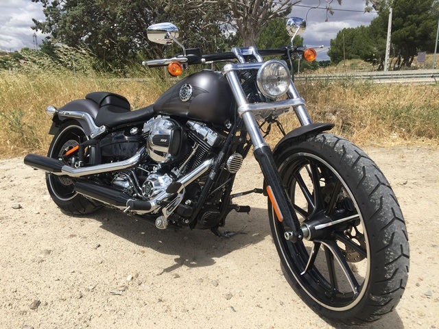 Harley breakout tres cuartos Harley breakout tres cuartos