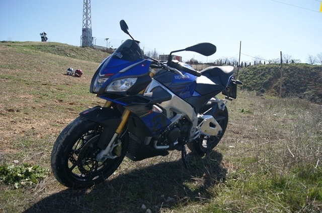 Aprilia Tuono V4 1100 RR frente lateral dereho Aprilia Tuono V4 1100 RR frente lateral dereho