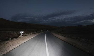 Relato de la moto Premiado por RNE carretera solitaria de noche