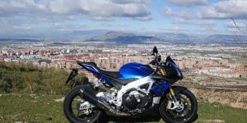 Aprilia Tuono V4 1100 RR `panorámica de Granada