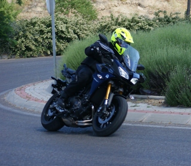 Paso con una Yamaha-MT-09 Tracer por una rotonda. Paso con una Yamaha-MT-09 Tracer por una rotonda.