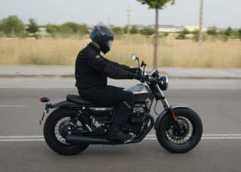Guzzi V9 Bobber en marcha perfil
