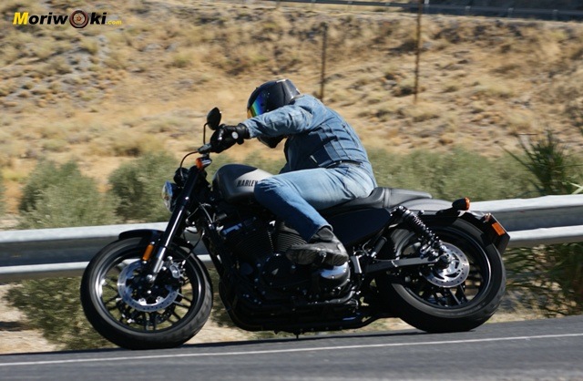 Harley Davidson sportster roadster paso por curva Harley Davidson sportster roadster paso por curva