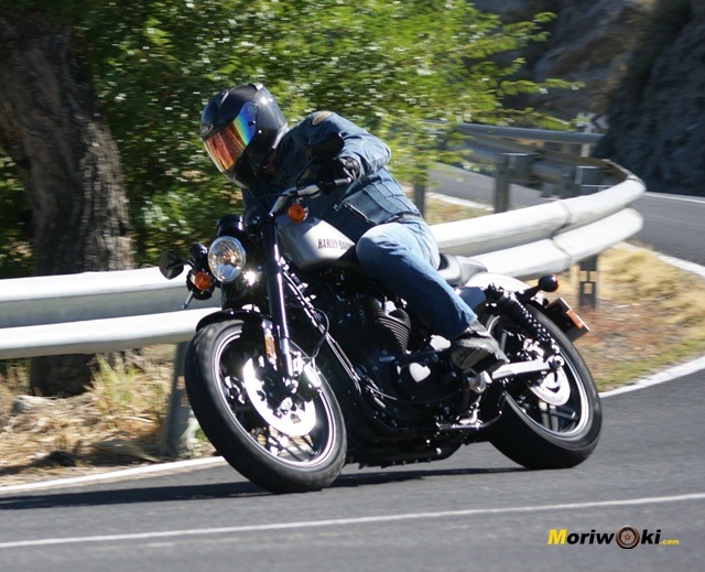 Harley davidson sportster roadster en marcha Harley davidson sportster roadster en marcha