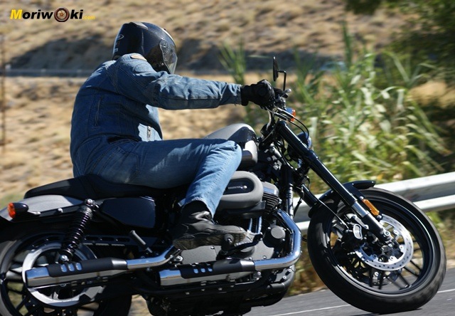 Harley Davidson sportster roadster paso primer plano Harley Davidson sportster roadster paso primer plano