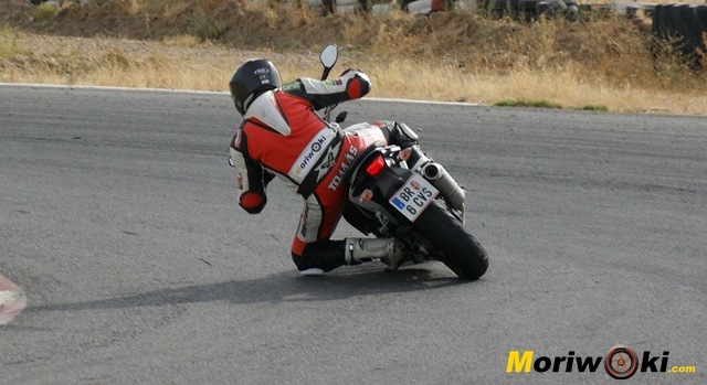 KTM 690 Duke prueba a fondo pista por detrás
