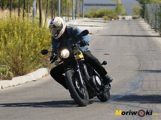 Yamaha XV 950 60 Aniversario entrando
