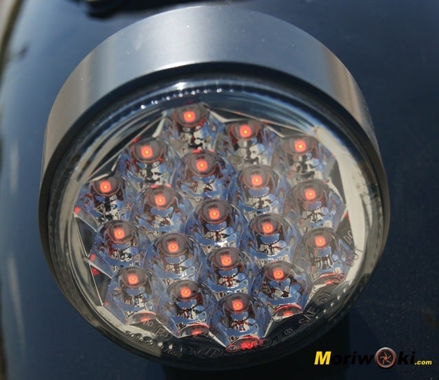 Yamaha XV 950 60 Aniversario luz detrás