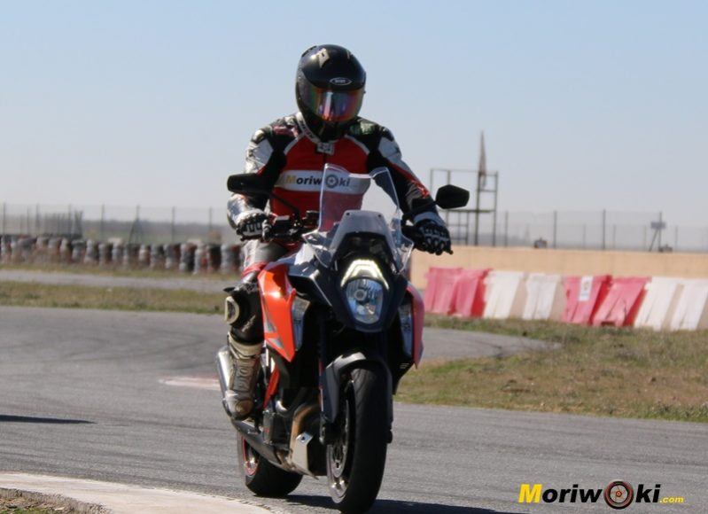Una KTM 1290 Super Duke GT haciendo una frenada al límite. Una KTM 1290 Super Duke GT haciendo una frenada al límite.