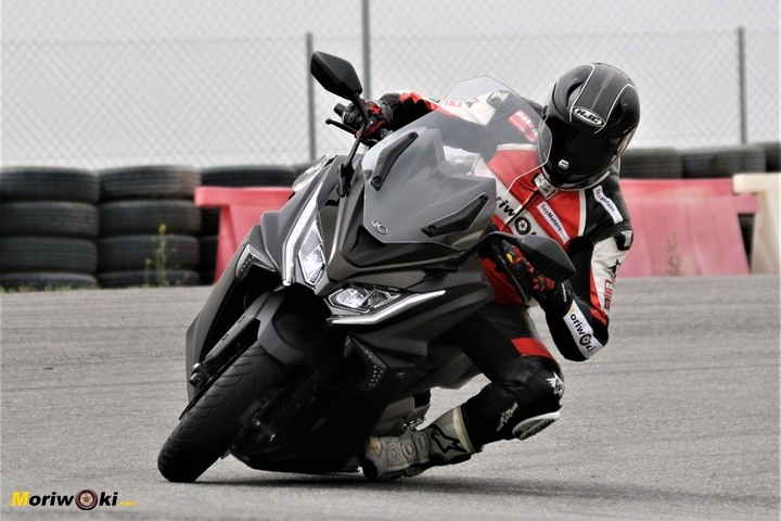 Inclinación máxima del Kymco AK 550 en comparación con el Yamaha Tmax 530 DX. Inclinación máxima del Kymco AK 550 en comparación con el Yamaha Tmax 530 DX.