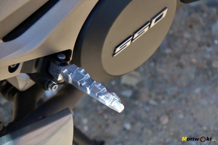 El Kymco AK 550 tiene esta estribera para el pasajero, muy parecida a la del Yamaha Tmax 530. El Kymco AK 550 tiene esta estribera para el pasajero, muy parecida a la del Yamaha Tmax 530.