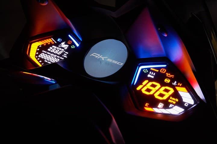Cuadro de instrumentación del Kymco AK 550. Cuadro de instrumentación del Kymco AK 550.