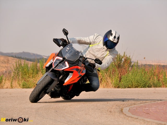 Prueba KTM 1290 Super Duke GT Inclinada