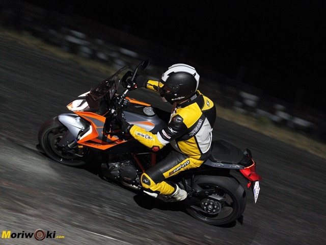 Prueba KTM 1290 Super Duke GT de noche en pista