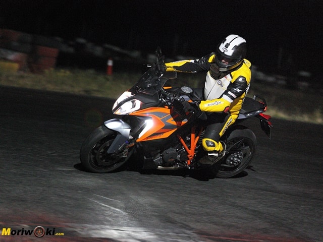 Prueba KTM 1290 Super Duke GT luces auxiliares