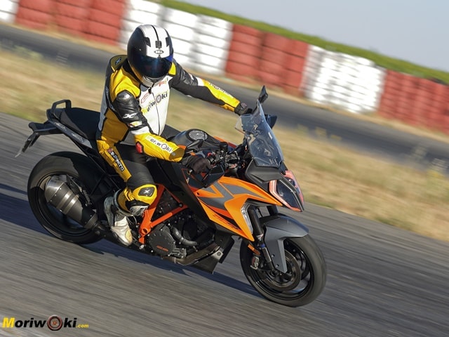 Prueba KTM 1290 Super Duke GT paso curva