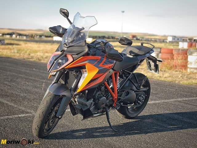 Prueba KTM 1290 Super Duke GT planta lateral