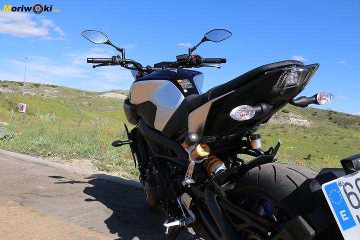 Prueba Yamaha MT-09 SP detras Prueba Yamaha MT-09 SP detras