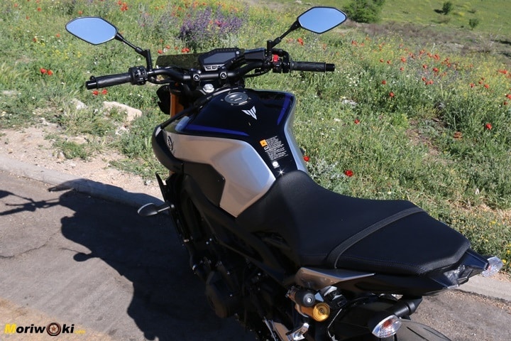 Prueba Yamaha MT-09 SP detalle de la posición Prueba Yamaha MT-09 SP detalle de la posición