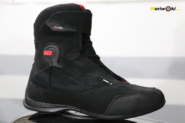 Bota para proteger y refrigerar el pie en moto en verano.
