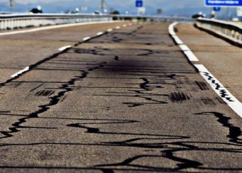 Las líneas de alquitrán y el motorista