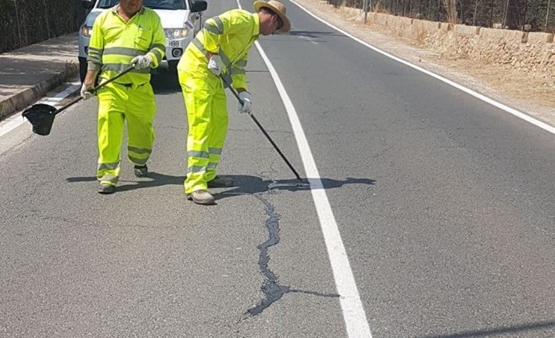 Las líneas de alquitrán y el motorista. Rellenando más Las líneas de alquitrán y el motorista. Rellenando más