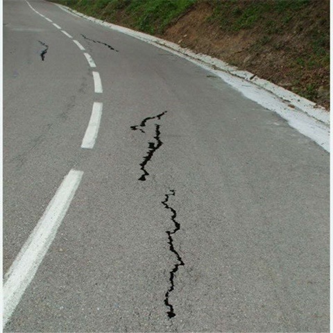 Las líneas de alquitrán y el motorista. Grieta Las líneas de alquitrán y el motorista. Grieta