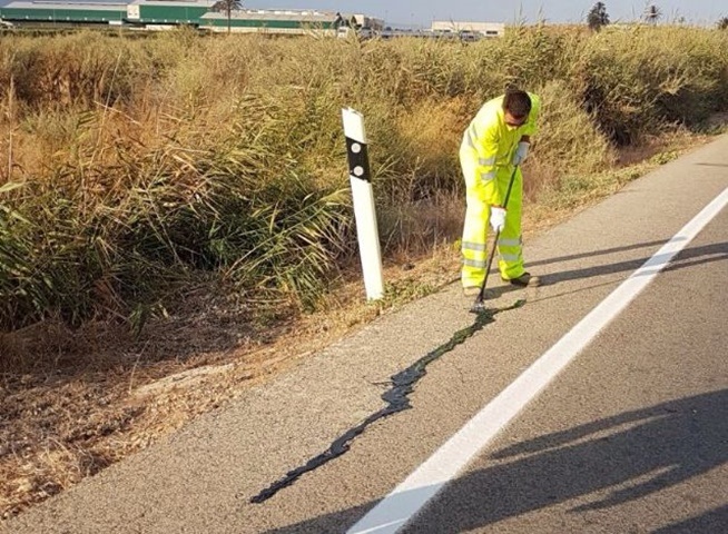 Las líneas de alquitrán y el motorista. Rellenando 22 Las líneas de alquitrán y el motorista. Rellenando 22