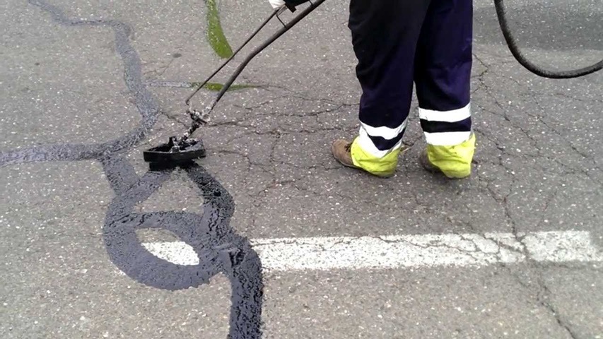 Las líneas de alquitrán y el motorista. Rellenando 2 Las líneas de alquitrán y el motorista. Rellenando 2