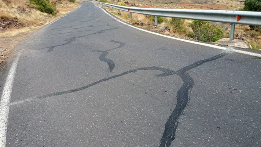 Las líneas de alquitrán y el motorista. En el camino Las líneas de alquitrán y el motorista. En el camino