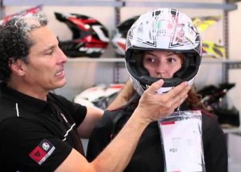 elegir talla de un casco para moto