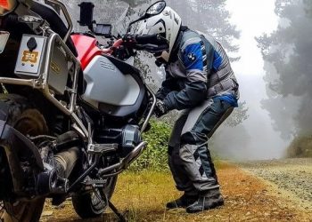 reparar pinchazo de moto