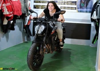 Como es una moto naked
