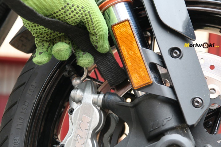 Atando la moto al remolque por la pinza de freno 