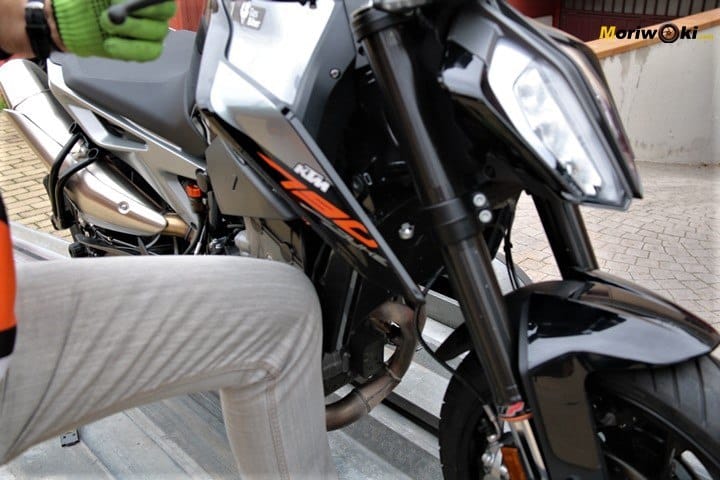 Apoyando la KTM 790 Duke sobre la rodilla para proceder a atarla 