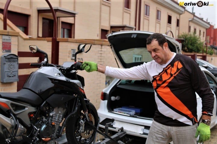 La KTM 790 Duke bien atada al remolque 