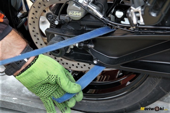 Paso de la cincha por el basculante para atar la moto al remolque 