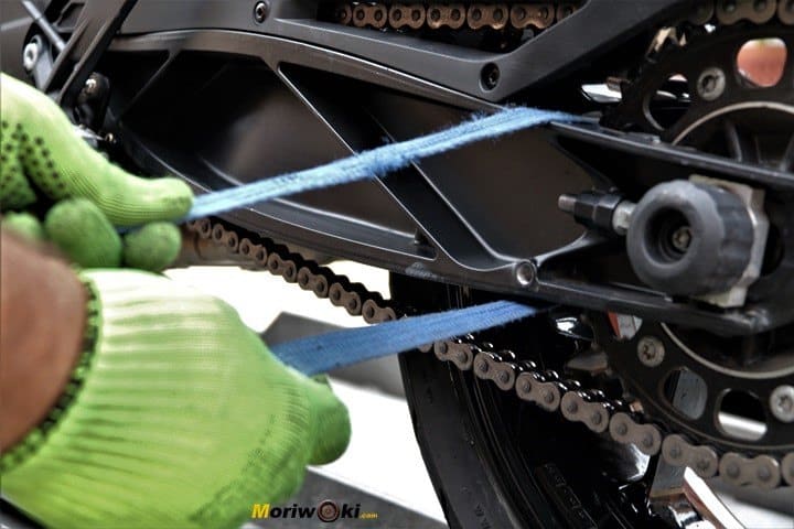 Atando la moto al remolque por el basculante 