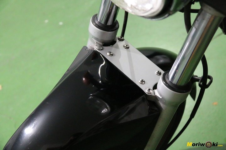 Moto con puente sobre la aleta para atarla al remolque 