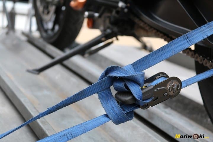 Cincha para amarrar la moto al remolque Cincha para amarrar la moto al remolque