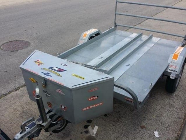 Caja portabultos en remolque para moto Caja portabultos en remolque para moto
