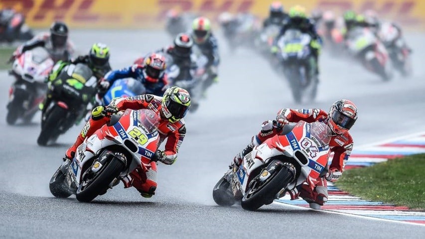 Salida a la carrera de MotoGP bajo la lluvia de Cheste 